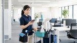 清掃現場の終了後にスマートフォンで作業報告をまとめる担当者