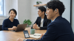 商談中の会話をAI議事録イヤホンとスマートフォンで記録する小規模企業の担当者